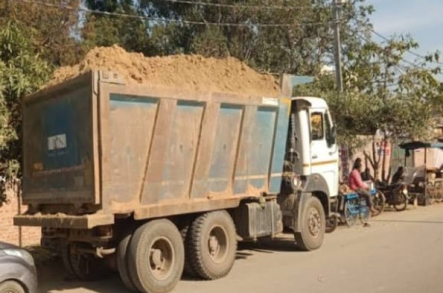 लखनऊ: बिना तिरपाल से ढके डंपर से उड़ रही मिट्टी से दुकानदारों और राहगीरों का जीना मुहाल हो रहा है